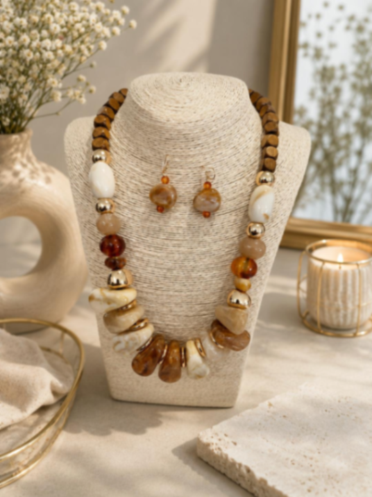 COLLAR DORADO CON MADERA PRALINES