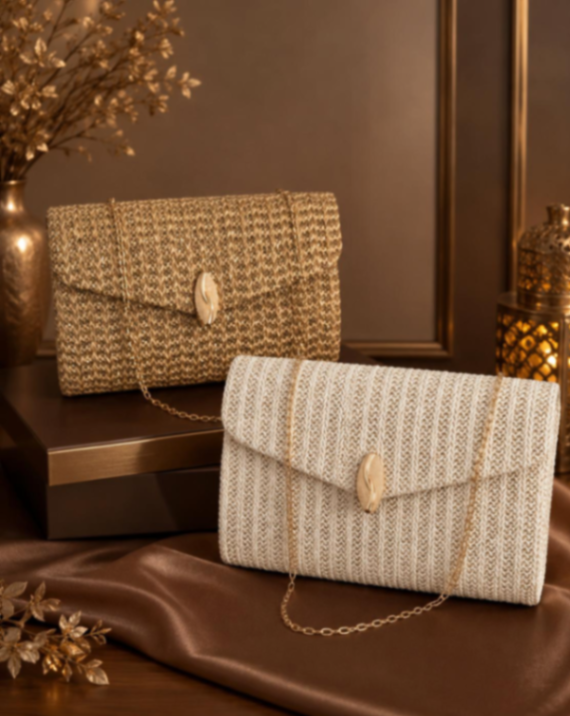 CARTERA FORMA DE SOBRE BEIGE/CREMA CON CADENA