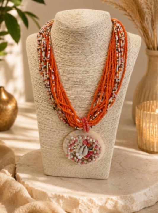 COLLAR ANARANJADO EN CARACOLES