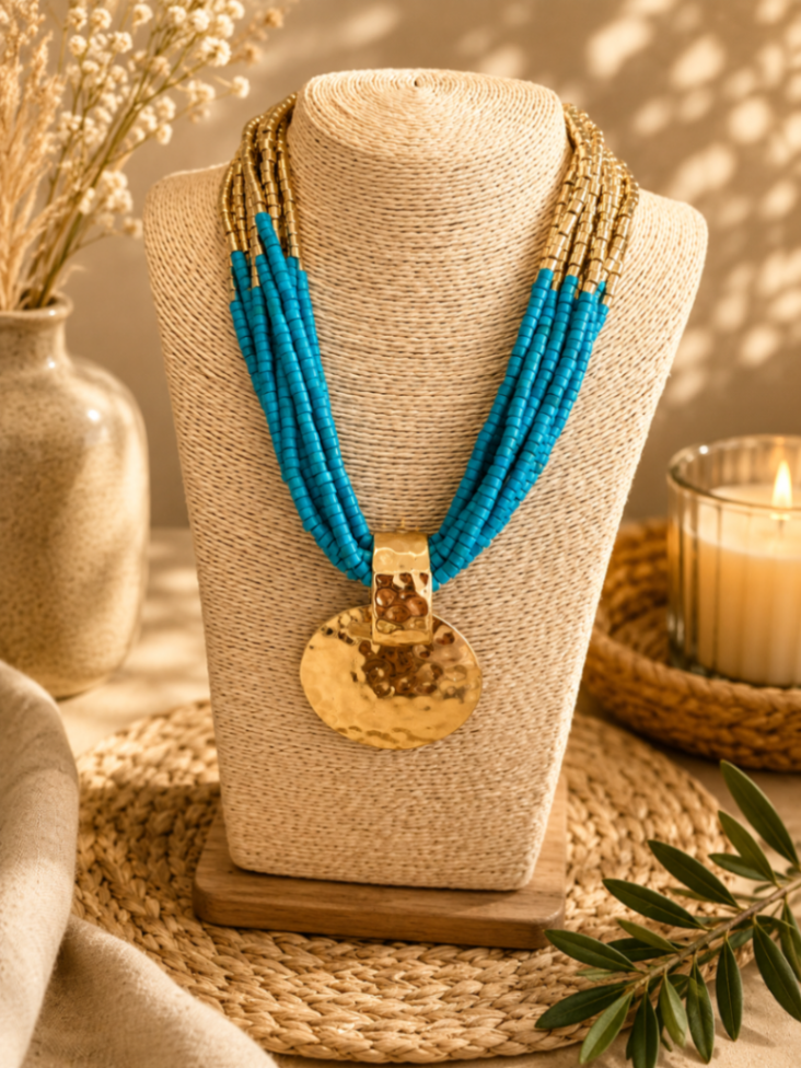COLLAR EN AZUL TURQUEZA CON CIRCULO DORADO