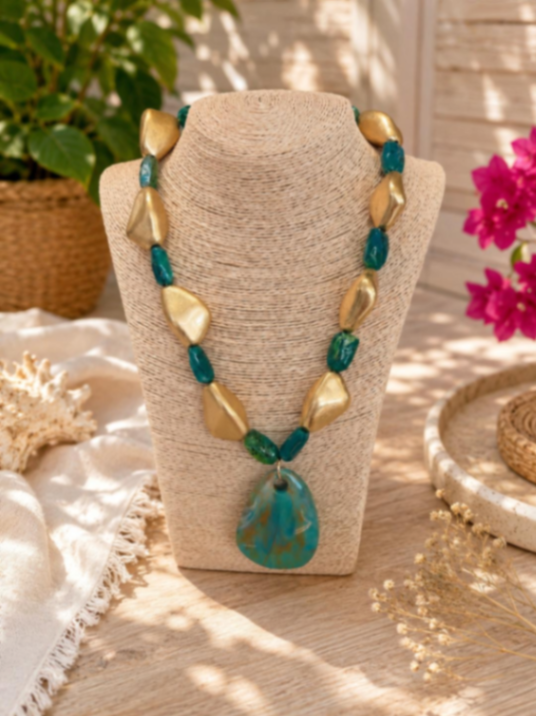 COLLAR VERDE ESMERALDA CON DORADO