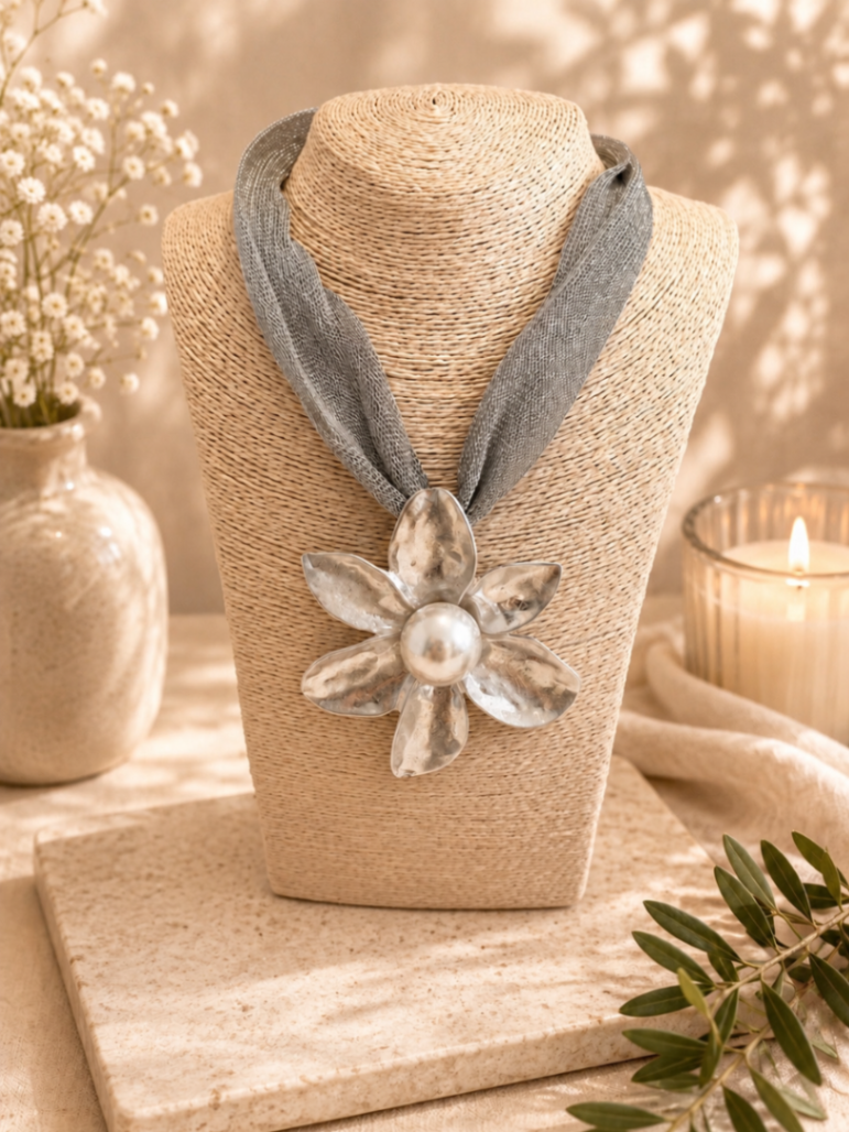 COLLAR EN HILO EN PLATA CON FLOR EN PERLA