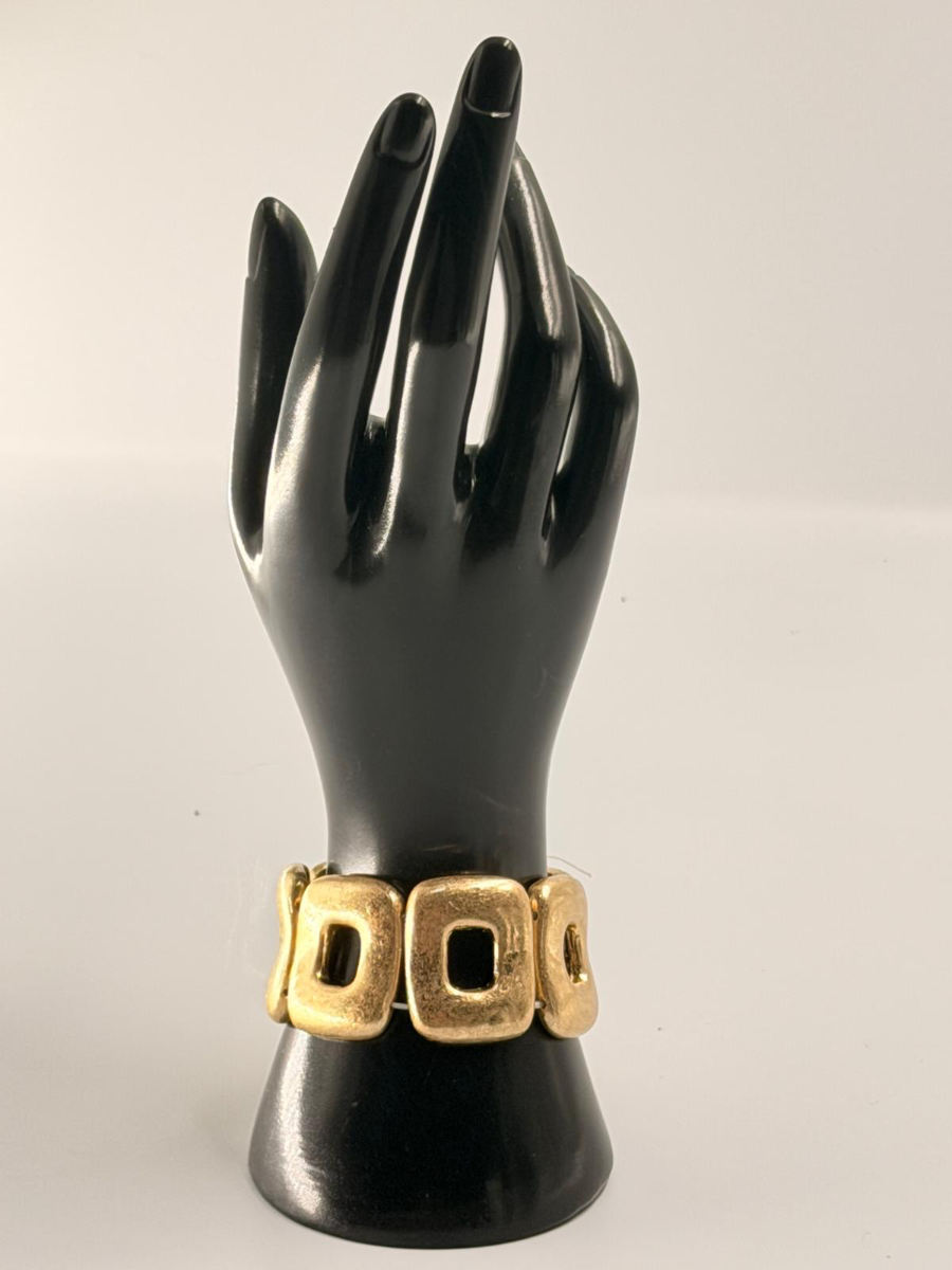 PULSERA DORADA CUADRADA CON AGUJEROS